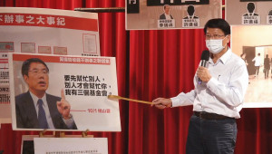 國國民黨籍台南市長參選人、現任台南市議員謝龍介，7日在台北召開記者會，指控台南市長黃偉哲涉嫌向靈骨塔業者索賄但不辦事。（圖／翻攝自謝龍介Facebook直播）