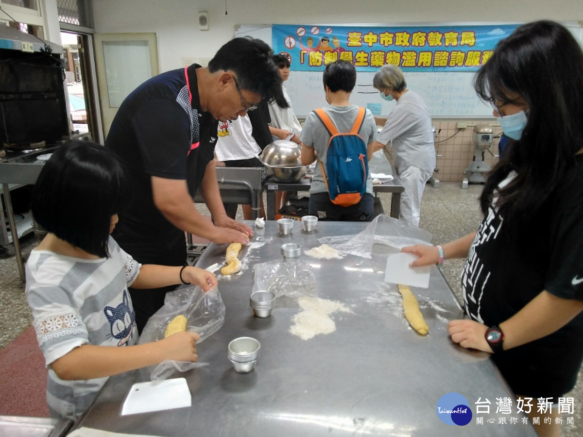 台中市教育局設置合作式中途班，提供一對一補助教學並舉辦多樣戶外活動等。