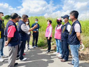 立委楊瓊瓔(右四)、台中市議員羅永珍(右三)爭取遷葬台中神岡第三公墓，並開闢為萬坪公園綠地。