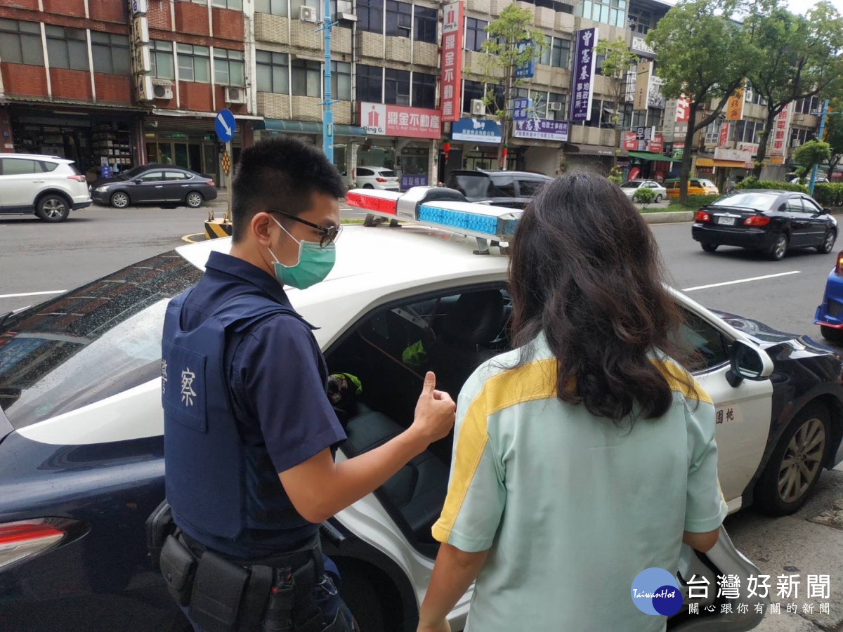 身心障礙女子返家搭錯車，楊梅警協助安全返家。<br />
<br />
