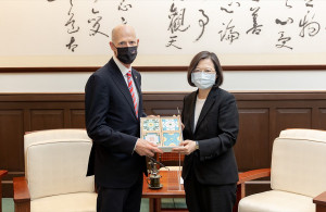 美國聯邦參議員史考特（Rick Scott, R-FL）(左)抵台展開訪問行程，蔡英文總統（右）8日於總統府接見史考特。（圖／總統府Flickr）