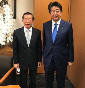 我駐日代表謝長廷（左）與前日本首相安倍晉三（右）（圖／翻攝自謝長廷Facebook）