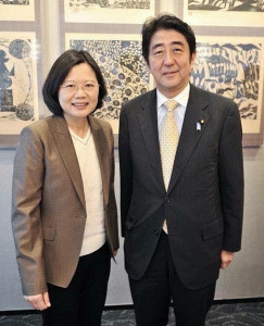 總統蔡英文（左）與日本前首相安倍晉三（右）合影（圖／翻攝自蔡英文Facebook）