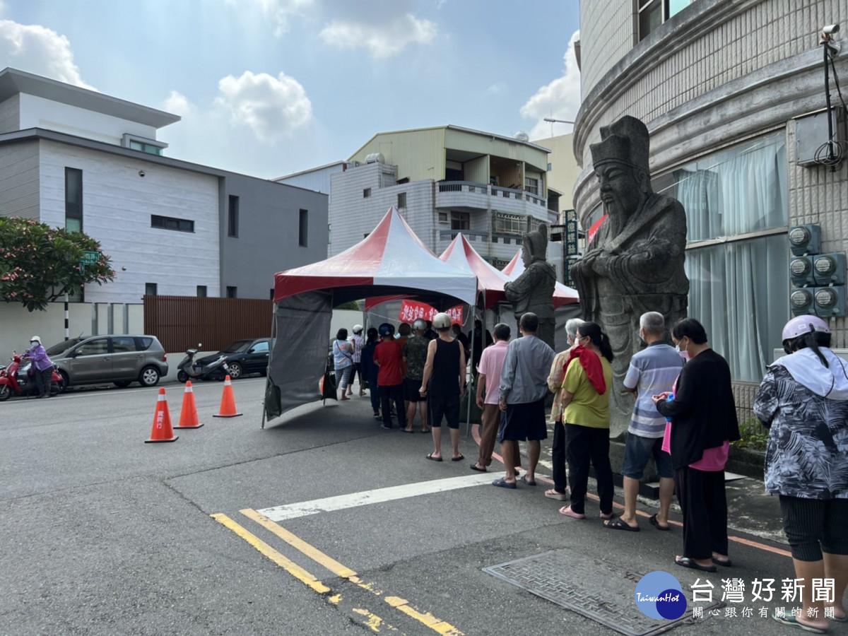 嘉義市民眾一早排隊，參與愛心發放快篩活動/李光揚拍攝