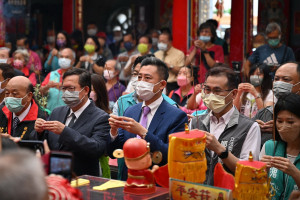 民進黨桃園市長參選人林智堅於平鎮褒忠祠義民廟參香祈福，深入客家庒固樁搶票。