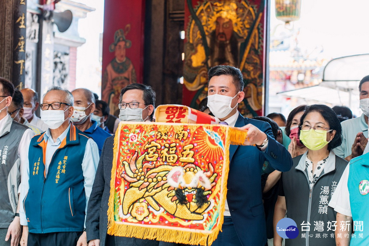 民進黨桃園市長參選人林智堅於蘆竹南崁五福宮參香祈福，強調有城市治理經驗未來可以無縫接軌。