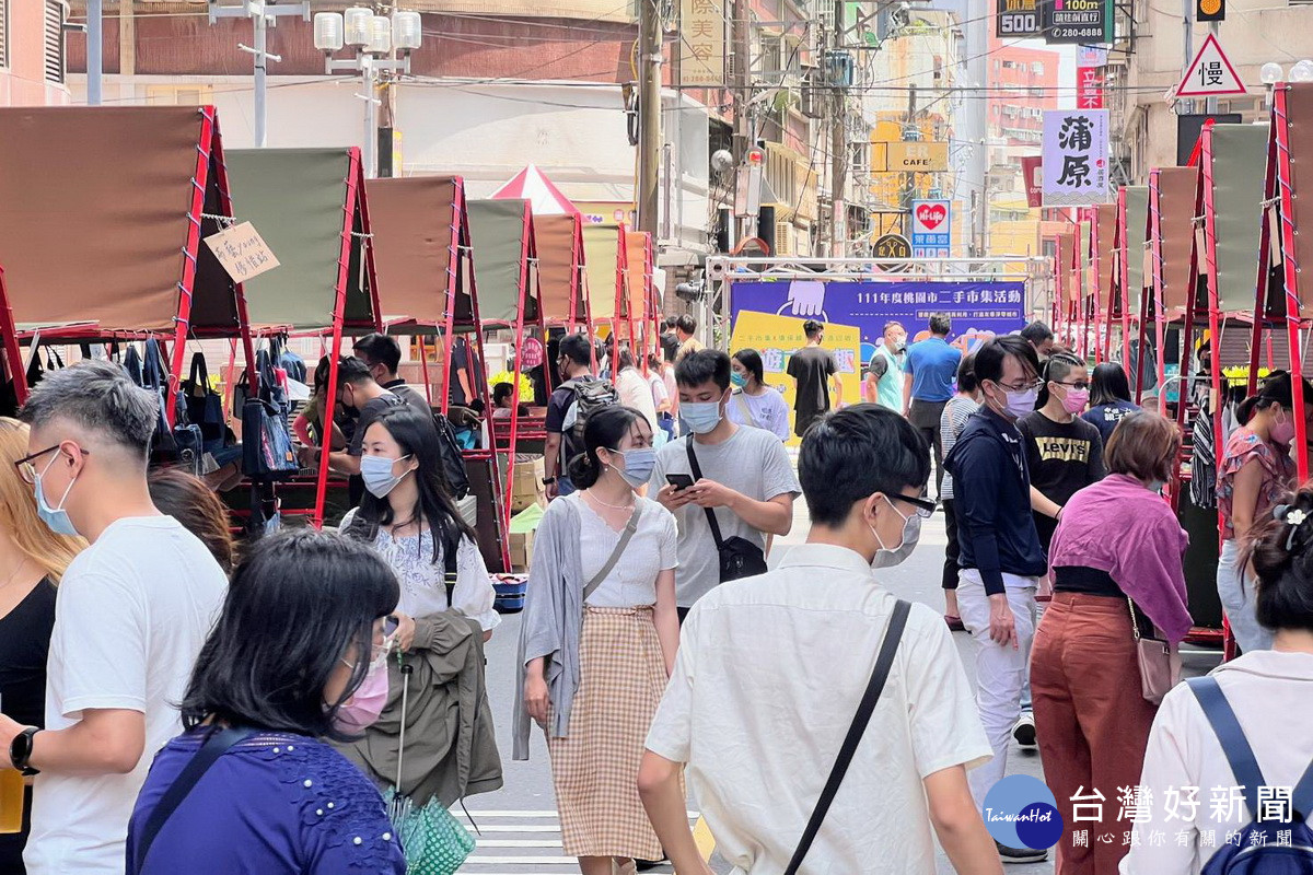 推動循環經濟及垃圾減量資源再利用工作，桃市政府環保局於中壢區六和商圈恩德街開辦「環保樂遊市集趣」活動。