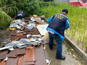 石碇山區遭非法棄置大量泡棉及裝潢廢棄物，立即指派環境稽查重案組與警察局新店分局石碇分駐所組成專案小組展開調查偵辦