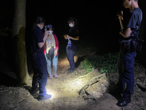 夜晚登山步道迷途，警方獲報後立即派遣巡邏網前往，成功協助迷途母女脫困返家。