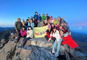 登頂玉山主峰時的喜悅及感動。（圖片/記者吳素珍翻攝）