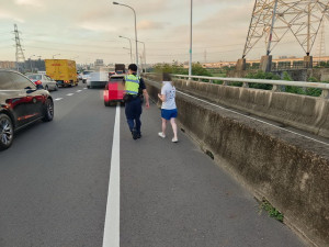 女子受困分隔島。林重鎣