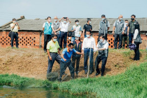 鄭市長與翁縣長體驗撈蝦。