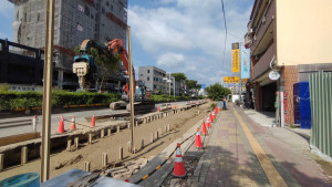 台灣自來水公司進行「豐原大道環狀埋設幹管工程」，除封閉車道，接並民宅門前挖了長約百餘公尺、寬約4公尺大溝。