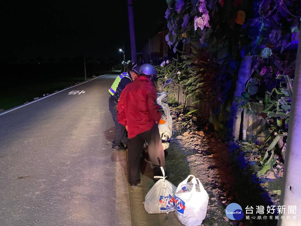 水上派出所所長張永龍、警員謝亞秦協助老翁先將故障機車移置路旁／警方提供