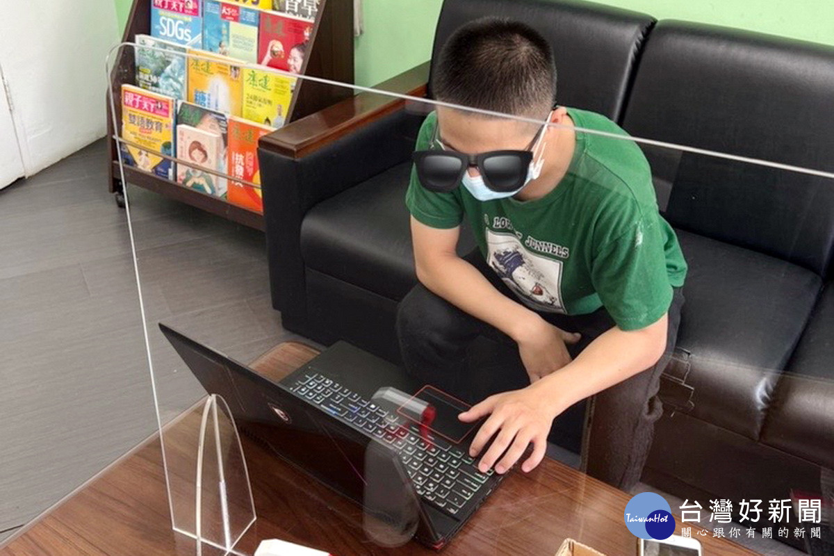 微星科技協助助桃園弱勢學童遠距學習捐贈筆電傳遞愛。