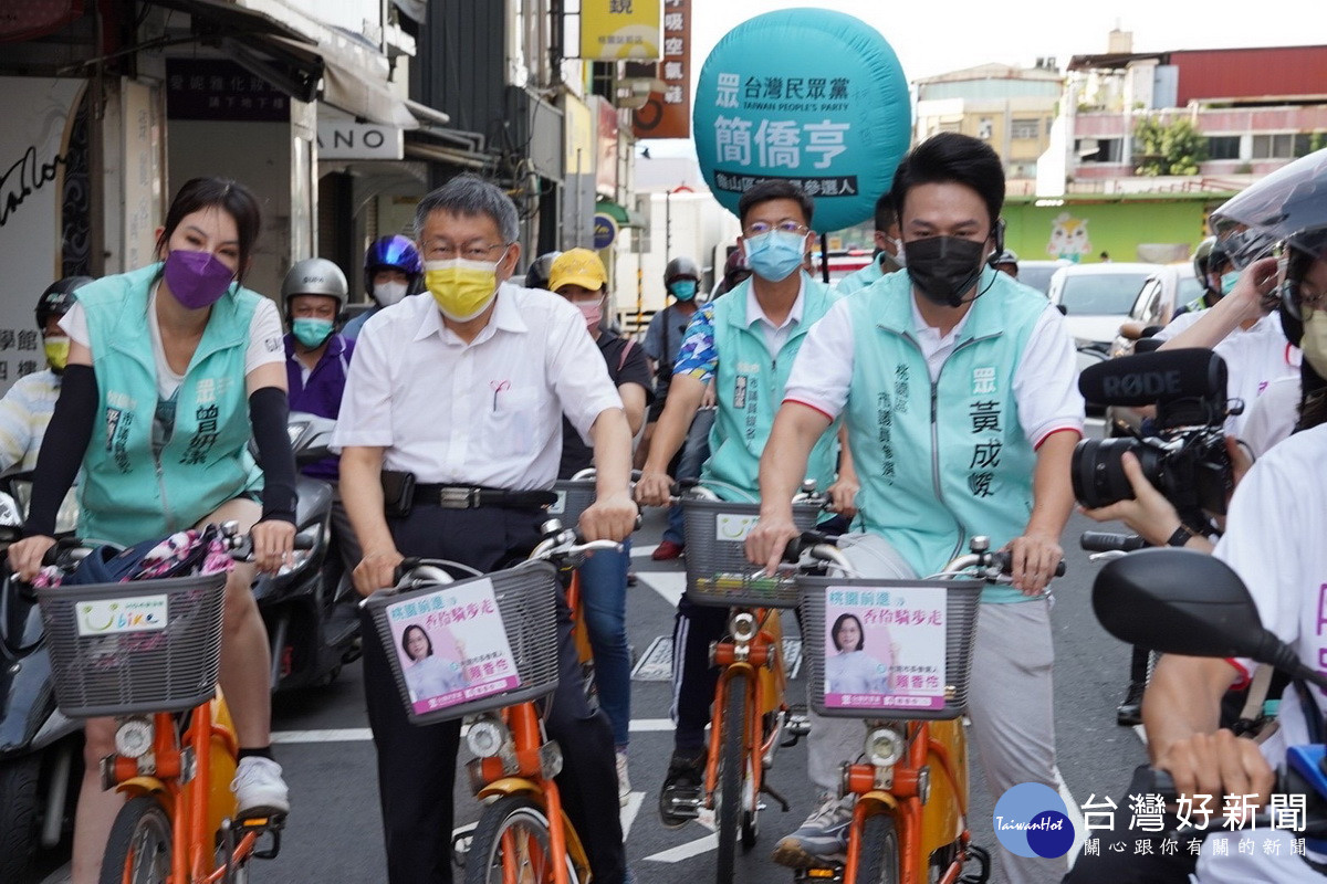 台北市長文哲來到桃園與民眾黨桃園市長參選人賴香伶及市議員參選人共同騎鐵馬拉抬聲勢。