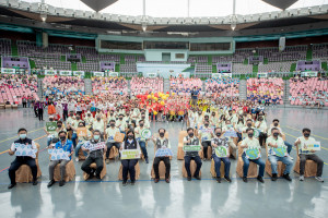 市長鄭文燦出席「111年桃園市環保志工群英會」，和與會來賓及現場環保志工夥伴們合影留念。