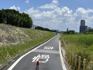 鹽水溪河岸民權路四段機車便道設置護蟹警告牌