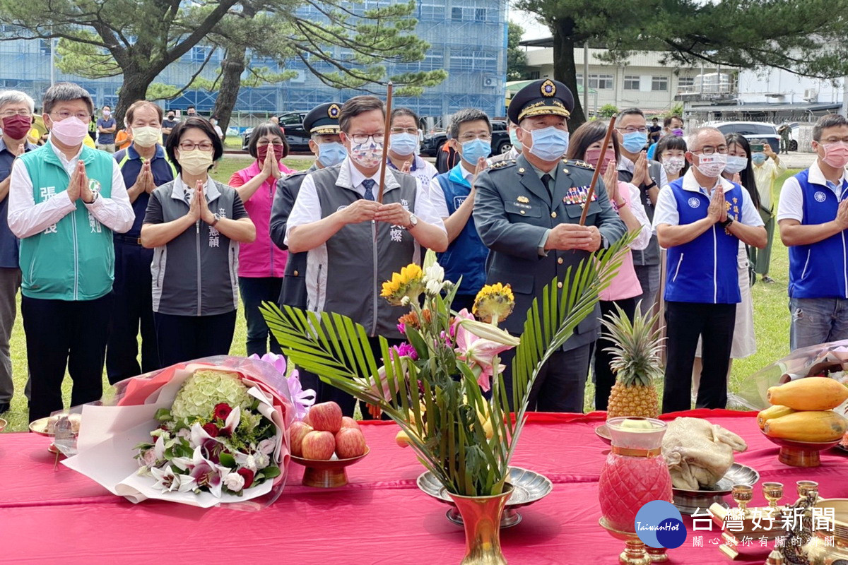 桃園市長鄭文燦、陸軍司令部司令徐衍璞於「綠杉林公園」開工典禮中焚香祝禱工程順利平安。