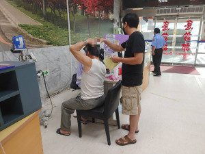 老翁遭蜂吻，警方駕駛巡邏車開道，15分鐘即到達桃園國軍總醫院，治療後無大礙。