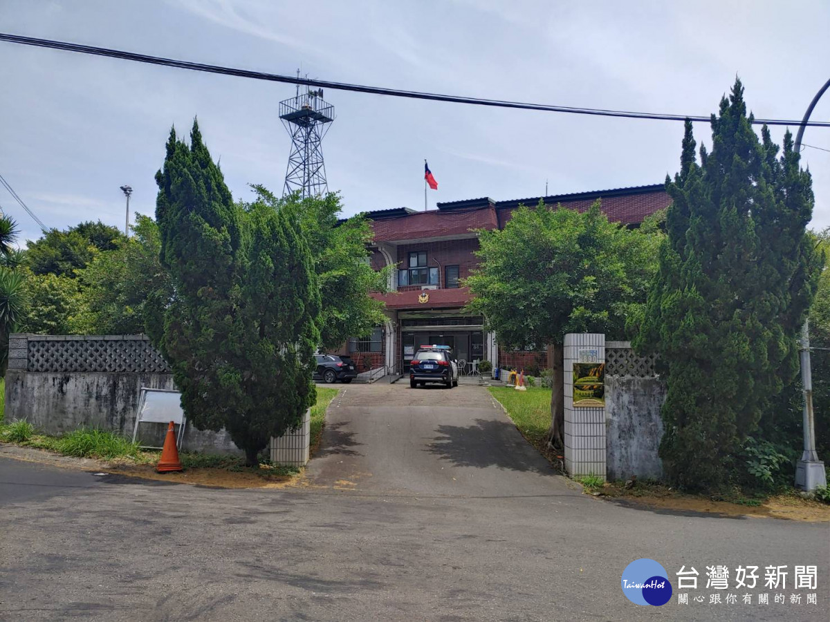 老翁遭蜂吻，警方駕駛巡邏車開道，15分鐘即到達桃園國軍總醫院，治療後無大礙。<br />
