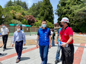 立委江啟臣(中)前往福壽山農場關心新建賓館工程進度。