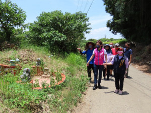 謝美英表示，住在中壢第五公墓附近的民眾，除了擔心雜草產生病媒蚊，有心人士亂丟垃圾的行為更讓人不堪其擾。