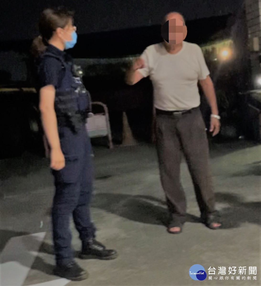 八旬老翁散步迷途，竹園暖警護送返家／警方提供