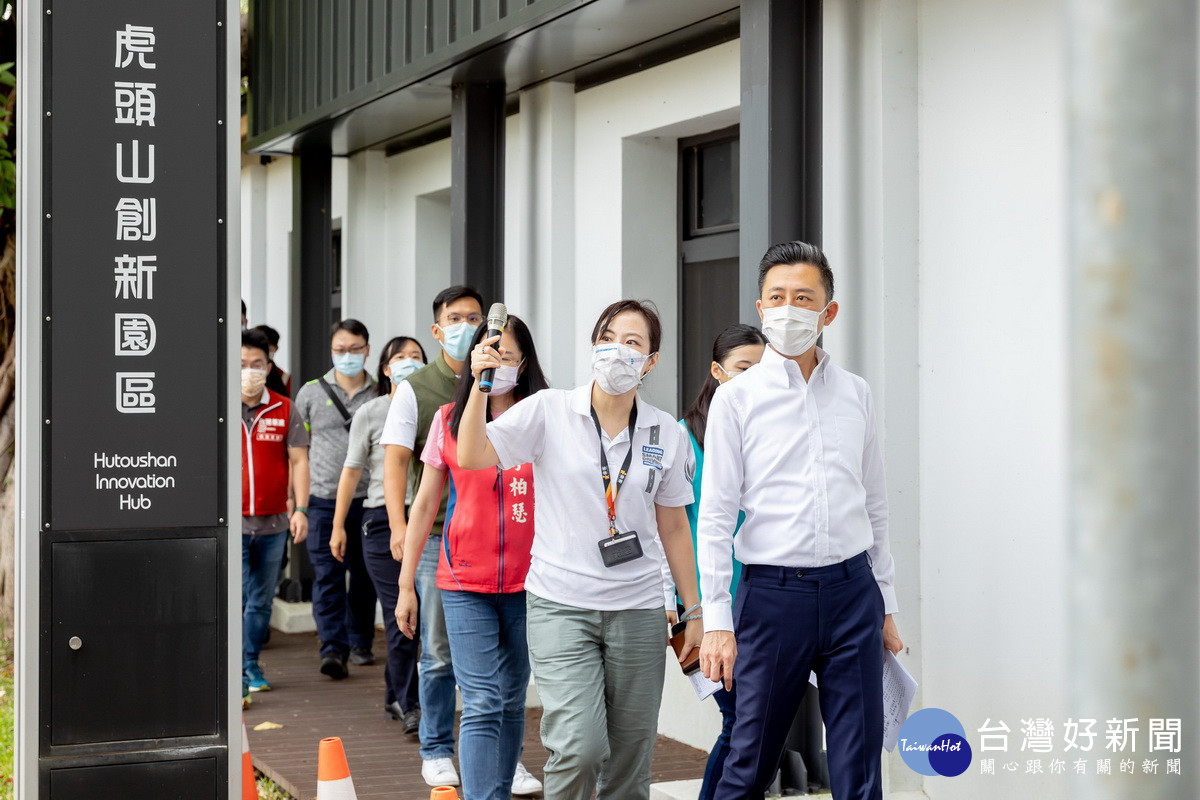 民進黨桃園市長參選人林智堅前往虎頭山創新科技園區參訪自駕車與5G創新技術現況。