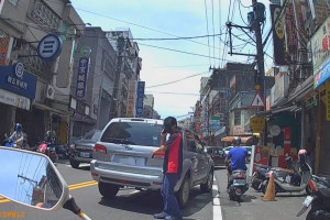 車輛拋錨卡路中，大園警烈日下揮汗推車助解圍。