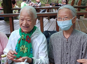 左為104歲的蔡寬阿嬤。圖／慈濟基金會提供