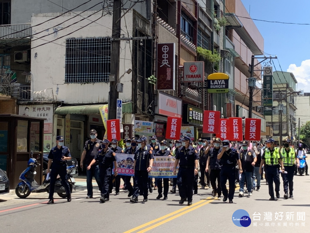 分局長王鉉仁帶隊，沿遶境路線巡視，展示大溪戰警維護此次遶境活動秩序的決心。<br />
<br />
