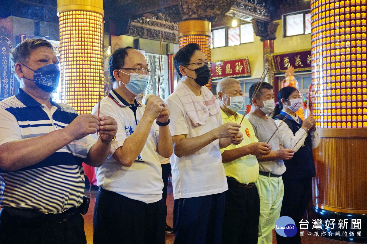 國民黨桃園市長參選人張善政於明倫三聖宮參拜，祈求國泰民安。<br />
