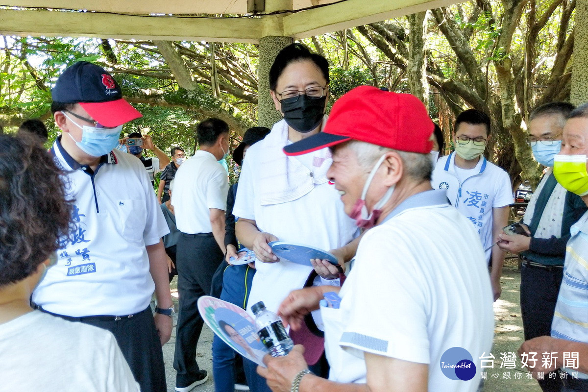 國民黨桃園市長參選人張善政虎頭山健行，與民眾們話家常。