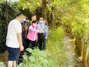 立委楊瓊瓔及臺中市議員吳顯森會勘大雅區東大路二段淹水問題。