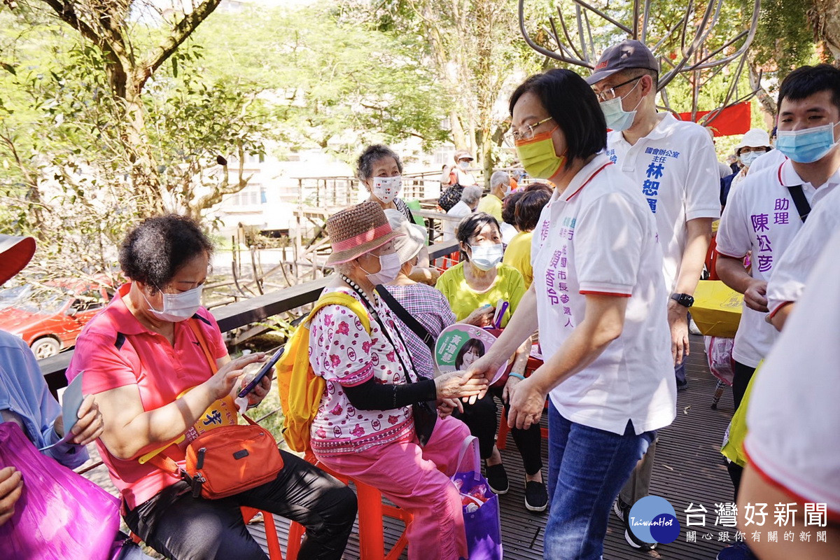 台灣民眾黨桃園市長參選人賴香伶出席長青會登山健行活動，沿途爭取民眾的支持。