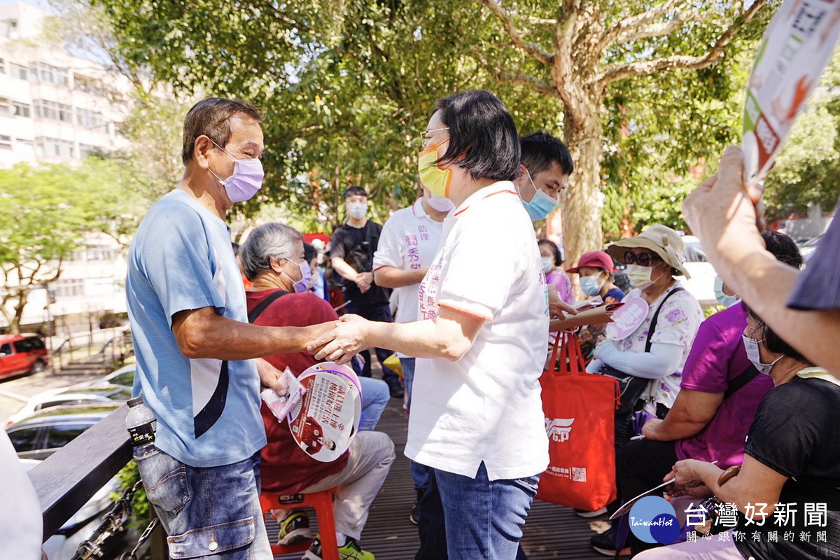 台灣民眾黨桃園市長參選人賴香伶出席長青會登山健行活動，沿途爭取民眾的支持。