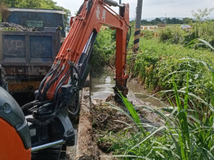 台中市建設局養工處派工清除側溝雜草、淤積。