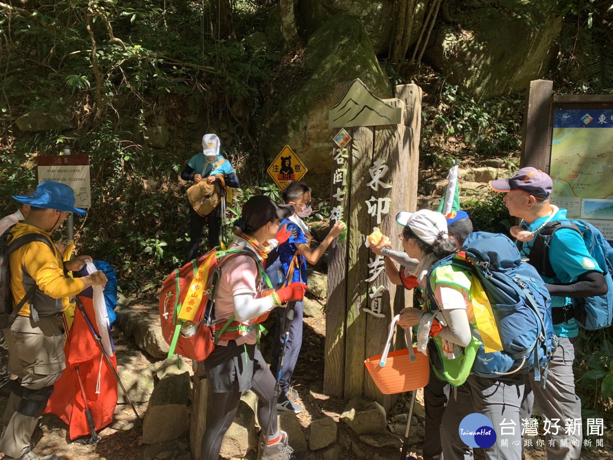 淨山志工清潔東卯山步道解說牌。