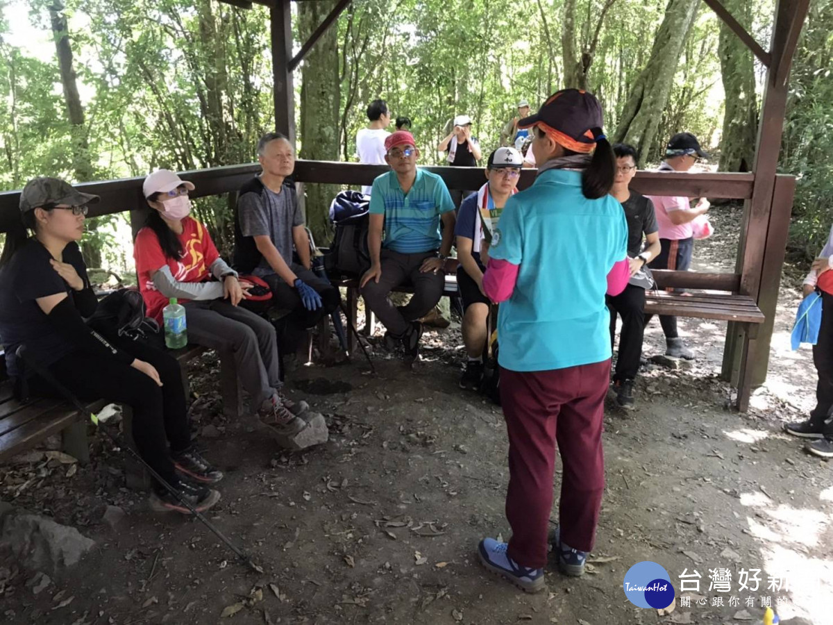 東勢林區管理處國家森林解說志工向參加淨山人員進行無痕山林宣導。