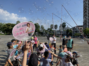 東區親子泡泡派對活動 吸引400位親子同樂