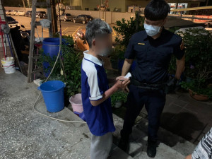 康復之家老翁思親外出，平警積極熱心給協助。