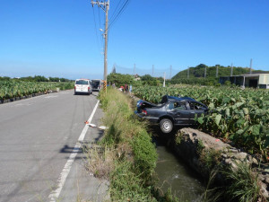 小客車遭曳引車猛烈撞擊，飛落一旁農田，駕駛及乘客也拋飛車外，傷重不治。