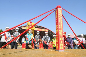 觀音國小後門道路銜接校區圍牆通學步道改善工程舉辦動土典禮。