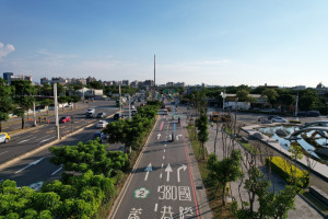 桃市府交通局推出「彩色指引標線」，以健全道路行車環境。