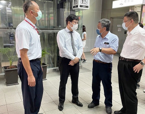 桃園車站冷氣故障     台鐵承諾立委一月內先期改善（趙正宇立委左二視察台鐵桃園站）