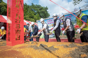 鄭市長和與會貴賓手持金鏟動土。