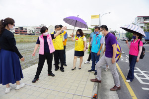 潭子獅友有意捐建公車候車亭，立委楊瓊瓔(左二)、市議員賴朝國邀請臺中市公共運輸處及捷運工程處會勘。