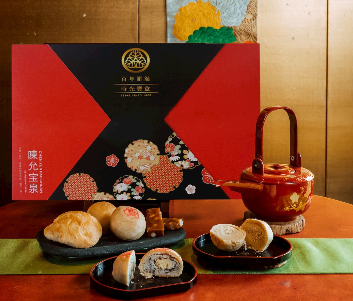 紅色「時光寶盒」，表達出品牌中日混合的獨特風格，更承載了陳允寶泉五代的時光故事。