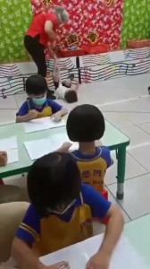 台中市南屯區私立幼兒園教保服務人員拉起幼兒腳底板猛力拍打。